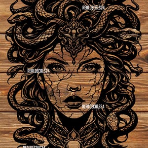 Peut inclure: Design noir de la tête de Méduse avec des serpents en guise de cheveux, détails complexes et le texte "REALDECALS24" à plusieurs endroits. L'image est sur un fond en bois. Le design de Méduse présente une couronne et un crâne en bas.