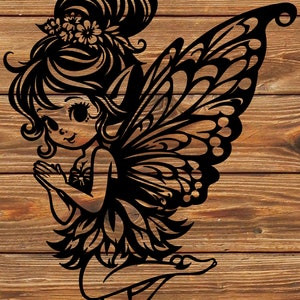 Könnte beinhalten: Schwarze und weiße Silhouette einer Fee mit Flügeln, Blumen im Haar und ineinander gefalteten Händen. Die Fee fliegt vor einem Holzmaserungshintergrund.