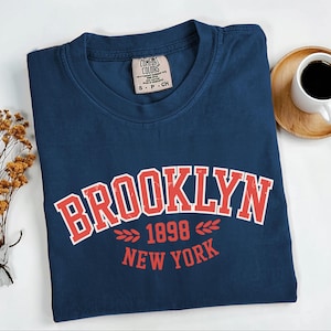 Brooklyn 1898 New York Varsity PNG, Sublimazione in stile vintage New York College, Grafica urbana con estetica retrò, Download digitale