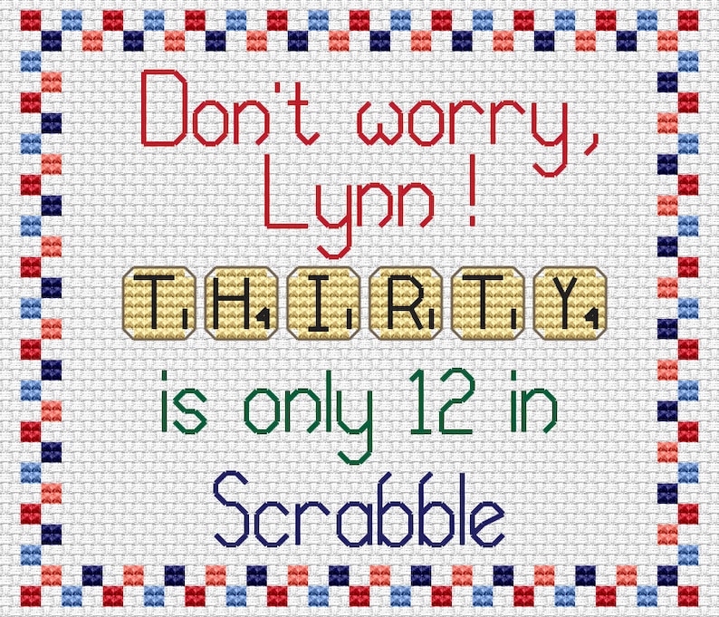 K&ouml;nnte beinhalten: Ein wei&szlig;er Hintergrund mit einem rot-wei&szlig;-blauen karierten Rand. Der Text "Keine Sorge, Lynn!" ist in Rot geschrieben. Unter dem Text befinden sich Scrabble-Kacheln, die "THIRTY" buchstabieren. Der Text "ist nur 12 im Scrabble" ist in Gr&uuml;n geschrieben.