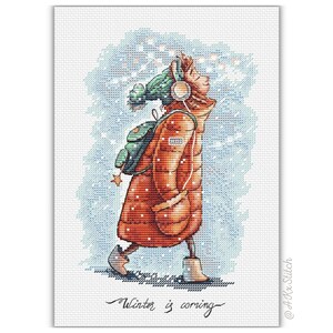 Peut inclure: Un motif de point de croix repr&eacute;sentant une personne portant un manteau d'hiver rouge, un chapeau vert et des &eacute;couteurs, marchant dans la neige. Le texte "Winter is coming" est &eacute;crit sous la personne.