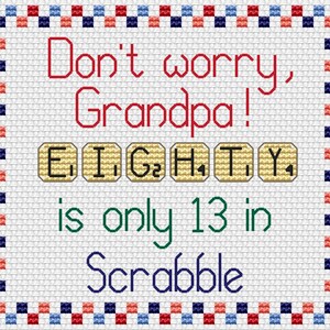 K&ouml;nnte beinhalten: Ein wei&szlig;es Kreuzstich-Design mit rotem Rand. Das Design sagt "Keine Sorge, Opa! E. I. G2 H1 T. Ya ist nur 13 Punkte im Scrabble."