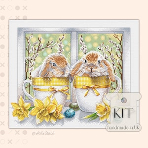 Lapin de Pâques dans une tasse KIT de point de croix, grille PDF, motif de broderie floral jaune avec oeuf de Pâques, jonquille, grande grille, fil DMC et Aida