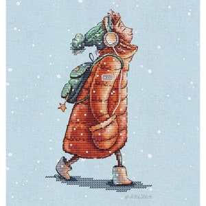 Peut inclure: Un motif de point de croix repr&eacute;sentant une personne portant un manteau d'hiver rouge, un chapeau vert et des &eacute;couteurs marchant dans la neige. La personne porte un sac &agrave; dos vert avec une &eacute;toile dessus. L'arri&egrave;re-plan est un ciel bleu clair avec des flocons de neige blancs.