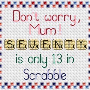 K&ouml;nnte beinhalten: Ein wei&szlig;es Kreuzstich-Design mit rotem Rand. Der Text lautet "Keine Sorge, Mama!" und "SEVENTY ist nur 13 Punkte im Scrabble".