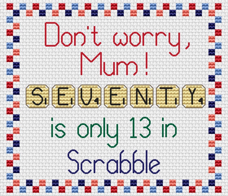 K&ouml;nnte beinhalten: Ein wei&szlig;es Kreuzstich-Design mit rotem Rand. Der Text lautet "Keine Sorge, Mama!" und "SEVENTY ist nur 13 Punkte im Scrabble".