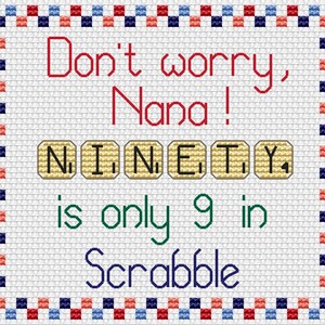 K&ouml;nnte beinhalten: Ein wei&szlig;es Kreuzstich-Design mit einem rot-wei&szlig;-blauen Rand. Das Design sagt "Keine Sorge, Nana! N.I.N.E.T.Y. ist nur 9 Punkte im Scrabble."