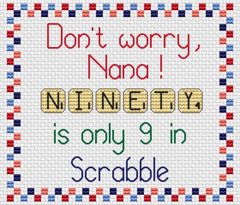 K&ouml;nnte beinhalten: Ein wei&szlig;es Kreuzstich-Design mit einem rot-wei&szlig;-blauen Rand. Das Design sagt "Keine Sorge, Nana! N.I.N.E.T.Y. ist nur 9 Punkte im Scrabble."
