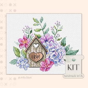 Kit de point de croix pour volière printanière, grille PDF, carte florale, motif de broderie de nichoir coeur d'amour mignon de fleurs d'été