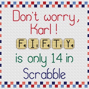 K&ouml;nnte beinhalten: Ein wei&szlig;er Hintergrund mit einem rot-blauen karierten Rand. Der Text "Keine Sorge, Karl!" ist in rot. Der Text "F I F T Y ist nur 14 Punkte im Scrabble" ist in gr&uuml;n und blau.
