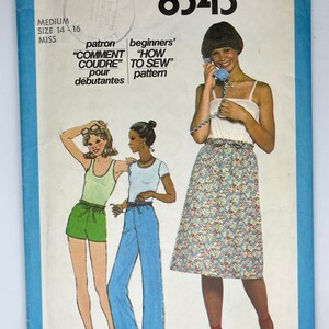 Peut inclure: Un patron de couture Simplicity vintage, numéro 8345, pour vêtements de femmes. Le patron comprend des illustrations d'un débardeur, d'un short et d'un pantalon. Le texte comprend "COMMENT COUDRE" et "HOW TO SEW".