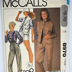 Könnte beinhalten: Vintage McCall's Schnittmuster mit Illustrationen von Damenbekleidung. Das Muster enthält Designs für eine Weste, Shorts, Hose und ein Button-Down-Hemd. Das Gap-Logo ist sichtbar, zusammen mit der Musternummer 8970 und dem Preis $5.70.