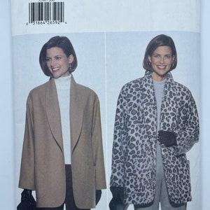 Puede incluir: Patrón de costura Butterick 5298, con dos diseños de chaqueta. Uno es una chaqueta marrón, de manga larga, con cuello chal y bolsillos. El otro es una chaqueta con estampado de leopardo. El patrón incluye tallas 20-22-24 y las palabras "FAST & EASY".