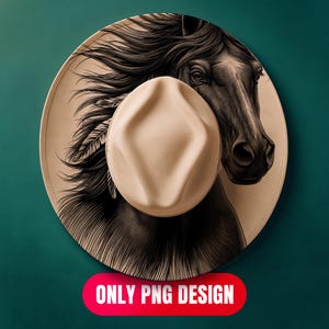Op de afbeelding: Een beige fedora hoed rust op een groot, cirkelvormig ontwerp met een gedetailleerde zwart-wit illustratie van een paardenkop. Het ontwerp bevat veren. De tekst "ONLY PNG DESIGN" staat onderaan.