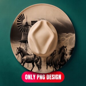 Puede incluir: Un sombrero de vaquero beige con una ilustración detallada de caballos, un molino de viento y un cielo tormentoso. El sombrero tiene una corona redondeada y un ala ancha. El texto "ONLY PNG DESIGN" se muestra en una pancarta roja.