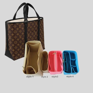 Peut inclure: Quatre styles différents d'organisateurs de sacs en feutre beige, rose et bleu. Les organisateurs ont plusieurs compartiments et poches pour organiser l'intérieur d'un sac à main. Les organisateurs sont étiquetés "style 1", "style 2", "style 3" et "style 4".
