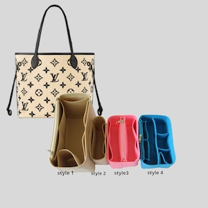 Op de afbeelding: Vier verschillende stijlen van beige, roze en blauwe vilt tasorganizers. De organizers hebben meerdere compartimenten en zakken om een ​​handtas te organiseren. De organizers zijn gelabeld "style 1", "style 2", "style 3" en "style 4".