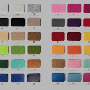 Pode incluir: Uma carta de cores com 48 amostras diferentes de tecido de feltro. As amostras s&atilde;o dispostas em filas de quatro, com cada fila numerada de 01 a 48. As cores variam do branco ao preto, com muitos tons de cinza, marrom, verde, azul, vermelho, laranja, amarelo e rosa.
