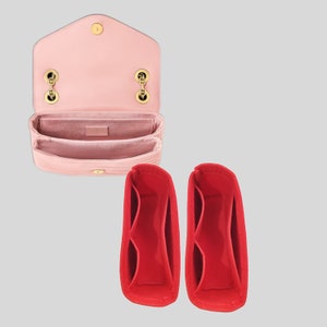 Może przedstawiać: Dwa czerwone filcowe organizery do torebki z wieloma przegrodami. Organizery są zaprojektowane tak, aby pasowały do ​​różowej pikowanej torebki.