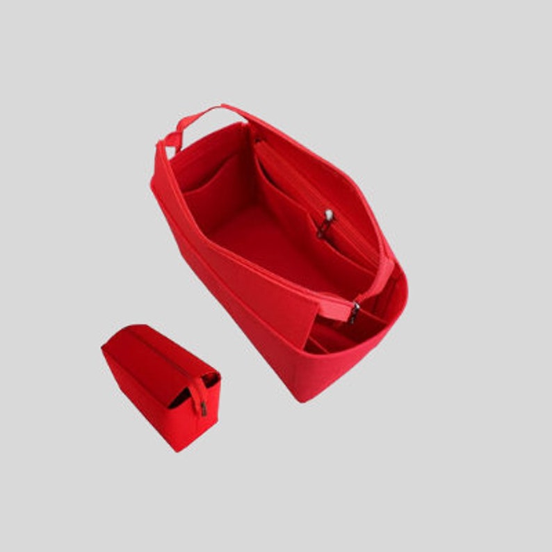 Pode incluir: Organizador de bolsa de feltro vermelho com v&aacute;rios compartimentos e fecho de correr. O organizador &eacute; projetado para caber dentro de uma bolsa maior.