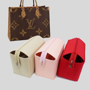 Pode incluir: Tr&ecirc;s organizadores de bolsa de feltro nas cores bege, rosa e vermelho. Cada organizador tem um fecho de correr e &eacute; projetado para caber dentro de uma bolsa tote.