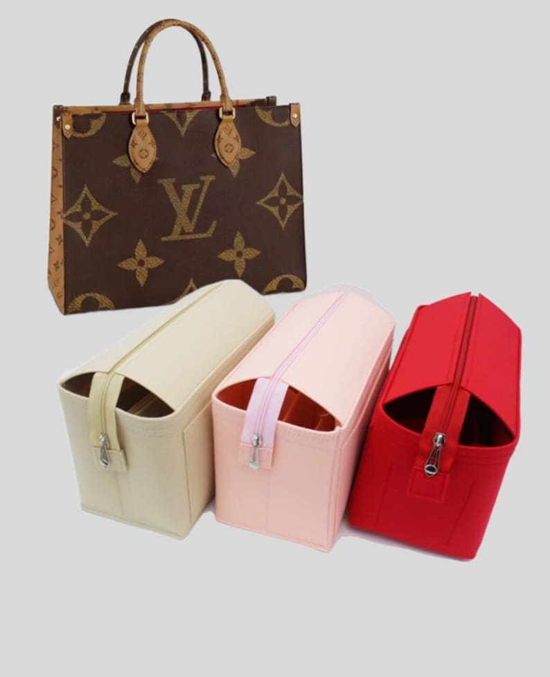 Pode incluir: Tr&ecirc;s organizadores de bolsa de feltro nas cores bege, rosa e vermelho. Cada organizador tem um fecho de correr e &eacute; projetado para caber dentro de uma bolsa tote.