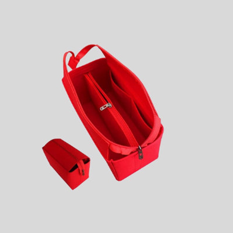 Pode incluir: Organizador de bolsa de feltro vermelho com v&aacute;rios compartimentos e fecho de correr. O organizador &eacute; projetado para caber dentro de uma bolsa maior.