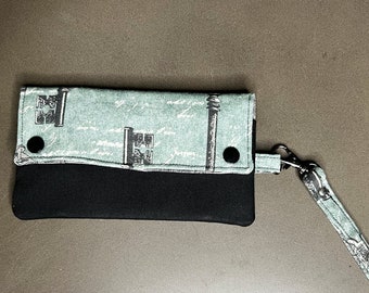 Wristlet wallet with back zip and inside card pockets