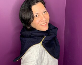 Zipper-closing scarf