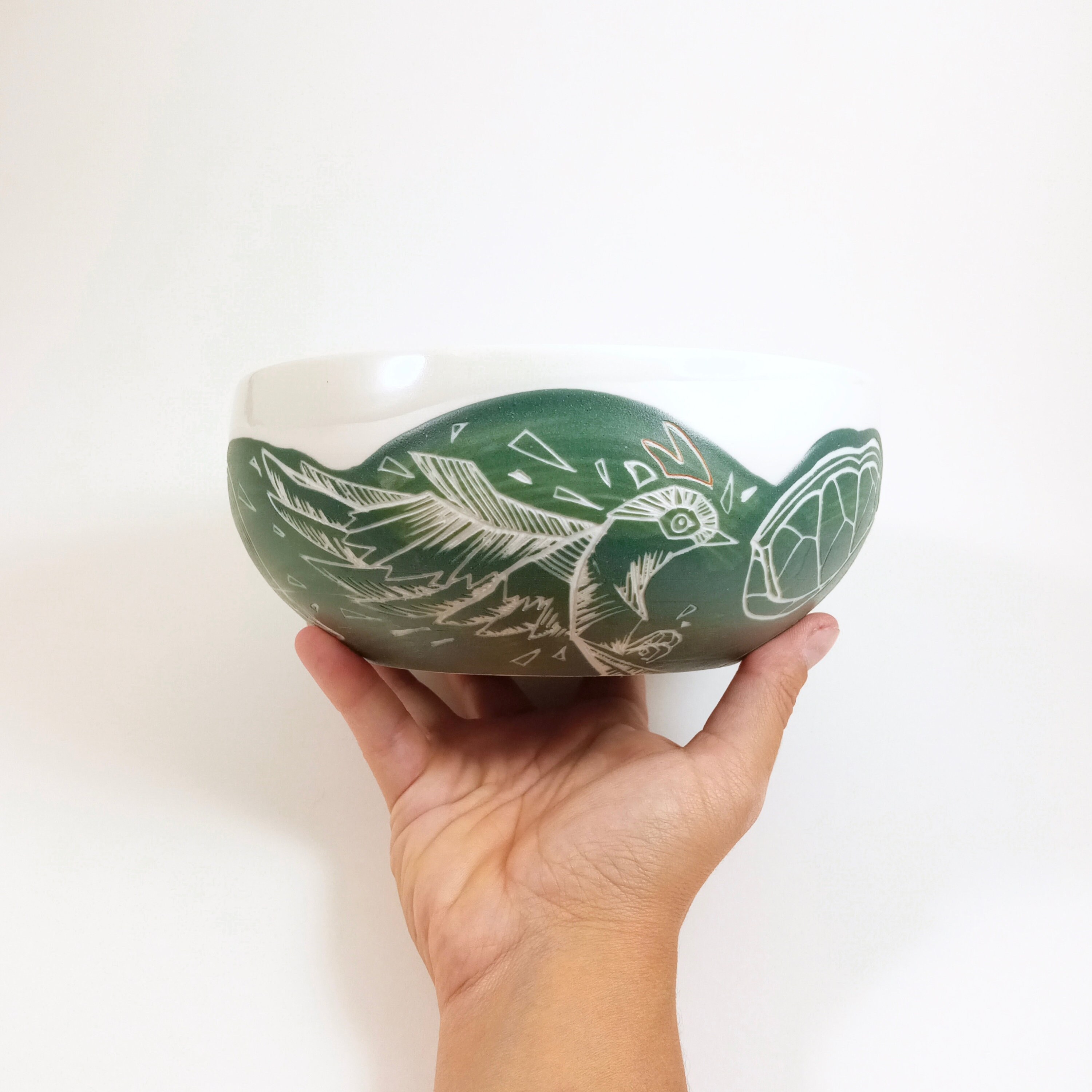 Petit Saladier en Porcelaine Colorée et Gravée Motif Oiseau Haricot d'espagne