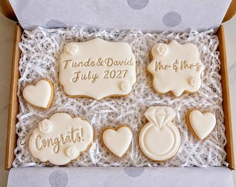 Coffret cadeau de biscuits personnalisé pour mariage et fiançailles | Biscuits d'anniversaire personnalisés | Félicitations aux futurs mariés ! Cadeau à envoyer par la poste avec bague et cœurs.