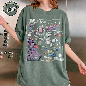 Puede incluir: Una camiseta de manga corta color verde musgo con un estampado gr&aacute;fico de Buzz Lightyear y otros personajes de Toy Story. El dise&ntilde;o incluye el texto "Toy Story", "Galactic Hero!", "To infinity & beyond..." y "Space Ranger Lightyear."
