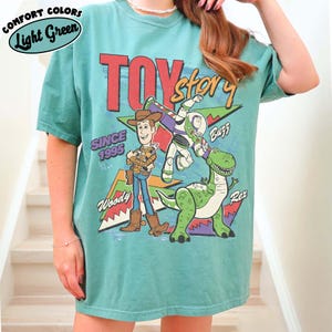 Camiseta retro de Toy Story de Disney de 1995 con colores de estilo retro, camiseta de Woody, Buzz Lightyear y Rex, Disney Pixar Fest, camiseta para vacaciones en Disneyworld. Light Green