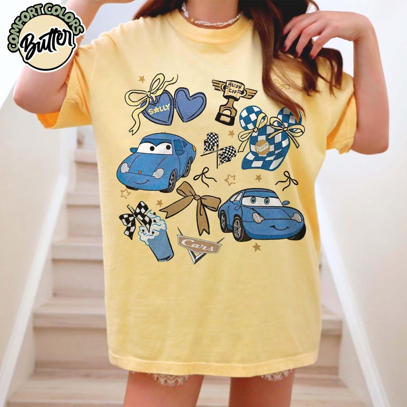 Puede incluir: Una taza de cer&aacute;mica blanca con asa negra y el texto "But First, Coffee" en negrita negra. La taza se encuentra sobre un fondo borroso, sugiriendo un ambiente acogedor.