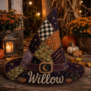 Puede incluir: Un sombrero de bruja acolchado con un diseño de patchwork de telas moradas, naranjas, cuadros blancos y negros, y motivos florales. Incluye una banda morada oscura con una hebilla de luna creciente y estrella, y el nombre Willow bordado en blanco.