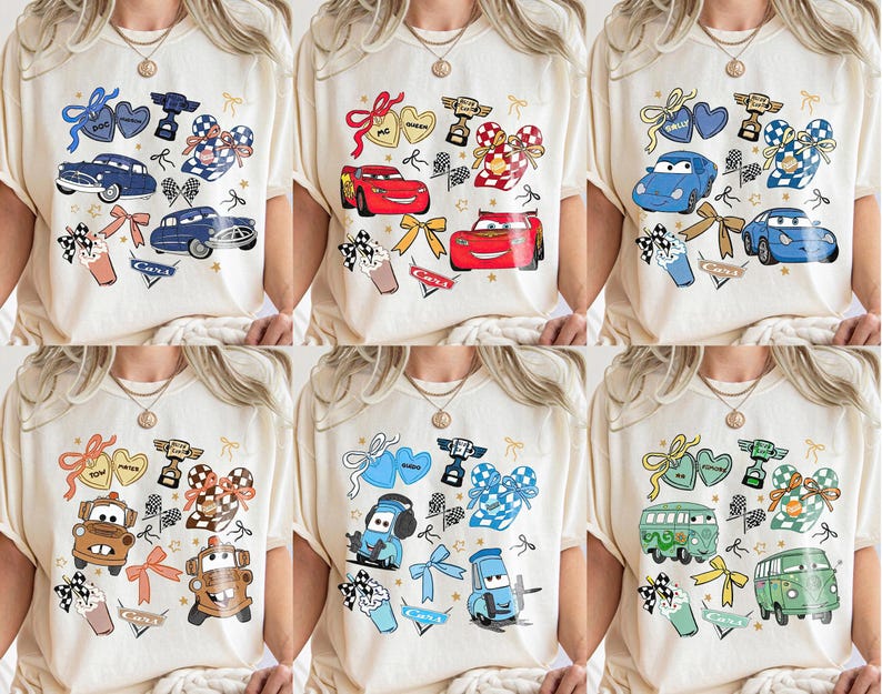 Puede incluir: Camisetas color crema con gr&aacute;ficos de coches de dibujos animados coloridos. Cada camiseta presenta diferentes dise&ntilde;os de coches, lazos, corazones e ilustraciones de trofeos. Las camisetas son adecuadas para ropa casual y est&aacute;n disponibles en varias tallas.