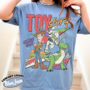 Camiseta retro de Toy Story de Disney de 1995 con colores de estilo retro, camiseta de Woody, Buzz Lightyear y Rex, Disney Pixar Fest, camiseta para vacaciones en Disneyworld. Blue Jean