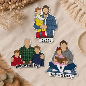 Puede incluir: Tres recortes de madera personalizados con figuras ilustradas. Uno muestra a una persona sosteniendo a un niño con el texto "daddy". Otro representa a un adulto con dos niños etiquetados como "papaw & his boys". El tercero muestra a un adulto leyendo a un niño etiquetado como "Harlow & Daddy".