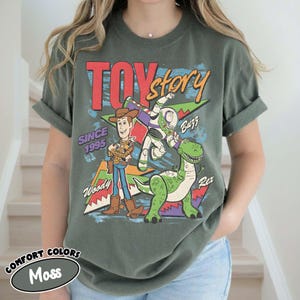 Puede incluir: Un juego de tres tazas de cer&aacute;mica con un acabado mate moteado. Las tazas son de color crema, gris claro y gris oscuro. Cada taza tiene un dise&ntilde;o simple y minimalista y un asa redondeada.