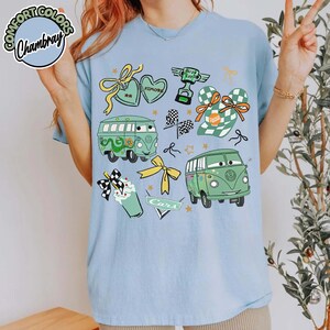 Puede incluir: Una taza de cer&aacute;mica blanca con un asa negra y el texto "But First, Coffee" en un estilo manuscrito. La taza est&aacute; sobre una superficie blanca. La taza mide aproximadamente 10 cm de alto.