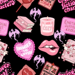 Könnte beinhalten: Ein sich wiederholendes Muster auf schwarzem Hintergrund mit rosa Illustrationen von Büchern, Drachen, Herzen mit Text, einer Kerze mit "COZY" und einem Paar Lippen. Weitere Texte sind "Enemies to Lovers", "Book Club" und "Emotional Support Kindle".