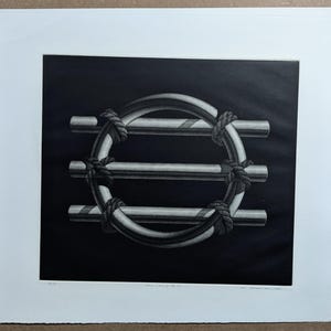 Könnte beinhalten: Schwarz-Weiß-Druck eines geometrischen Designs. Das Kunstwerk zeigt drei horizontale Balken, die von einem gebogenen Balken geschnitten werden, alles mit Seilen verbunden. Der Hintergrund ist schwarz, der Druck ist weiß gerahmt.