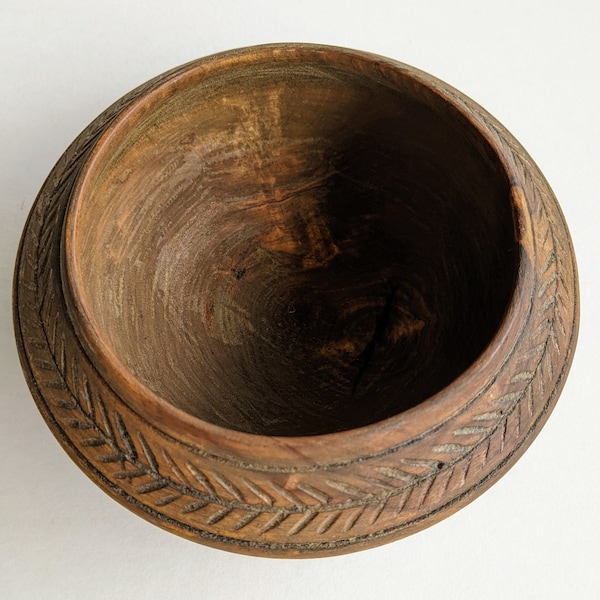 Sniden saltskål i trä med lock, ca 1800-talet