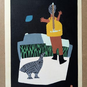 Op de afbeelding: Abstracte kunstprint met een figuur met een muziekinstrument, een gestreepte vogel en geometrische vormen. Het kleurenpalet omvat zwart, geel, bruin en blauw. De print is genummerd 49/100.