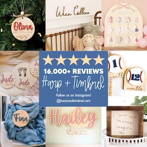 K&ouml;nnte beinhalten: Eine Sammlung von Baby-Dekorationsartikeln aus Holz, darunter ein Weihnachtsschmuck, Namensschilder, Meilensteinmarker und eine gerahmte handschriftliche Notiz. Die Artikel zeigen Namen, Daten und Babyf&uuml;&szlig;e, mit einer neutralen Farbpalette.