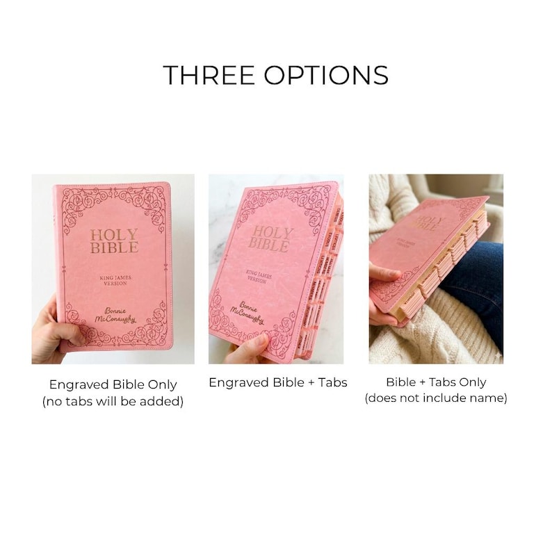 Pu&ograve; includere: Sono mostrate tre opzioni per una Bibbia rosa. La prima &egrave; una Bibbia incisa, la seconda &egrave; una Bibbia incisa con linguette e la terza &egrave; una Bibbia solo con linguette. Il testo "HOLY BIBLE" &egrave; visibile sulla copertina.