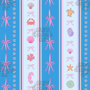以下が含まれることがあります： 青、水色、白のストライプが繰り返されるパターン。ピンクのリボンと蝶結びが、貝殻、ヒトデ、タツノオトシゴ、サンゴのイラストと交互に配置されています。小さな白い花と蝶結びがデザインを完成させています。
