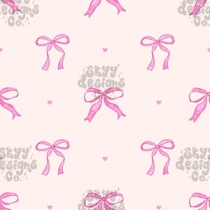Könnte beinhalten: Ein nahtloses Muster mit rosa Schleifen mit weißen Punkten auf einem hellrosa Hintergrund. Das Muster enthält auch kleine weiße Herzen und den Text "Skyy Designs Co."