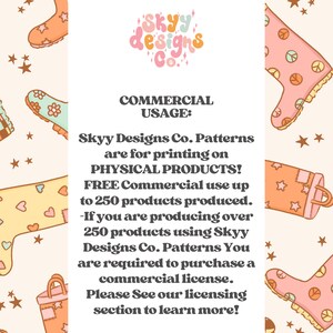 K&ouml;nnte beinhalten: Eine rosa-wei&szlig;e Illustration eines Gummistiefels mit Friedenssymbolen darauf. Der Text lautet "Skyy Designs Co. Patterns are for printing on PHYSICAL PRODUCTS! FREE Commercial use up to 250 products produced. -If you are producing over 250 products using Skyy Designs Co. Patterns You are required to purchase a commercial license. Please See our licensing section to learn more!"