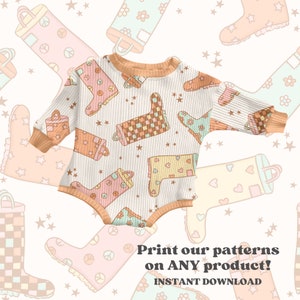 K&ouml;nnte beinhalten: Ein wei&szlig;er Langarm-Body mit einem Muster aus bunten Gummistiefeln. Die Stiefel haben verschiedene Designs, darunter Peace-Zeichen, Herzen und Karomuster. Der Text "Drucken Sie unsere Muster auf JEDES Produkt! SOFORTIGER DOWNLOAD" befindet sich am unteren Rand des Bildes.